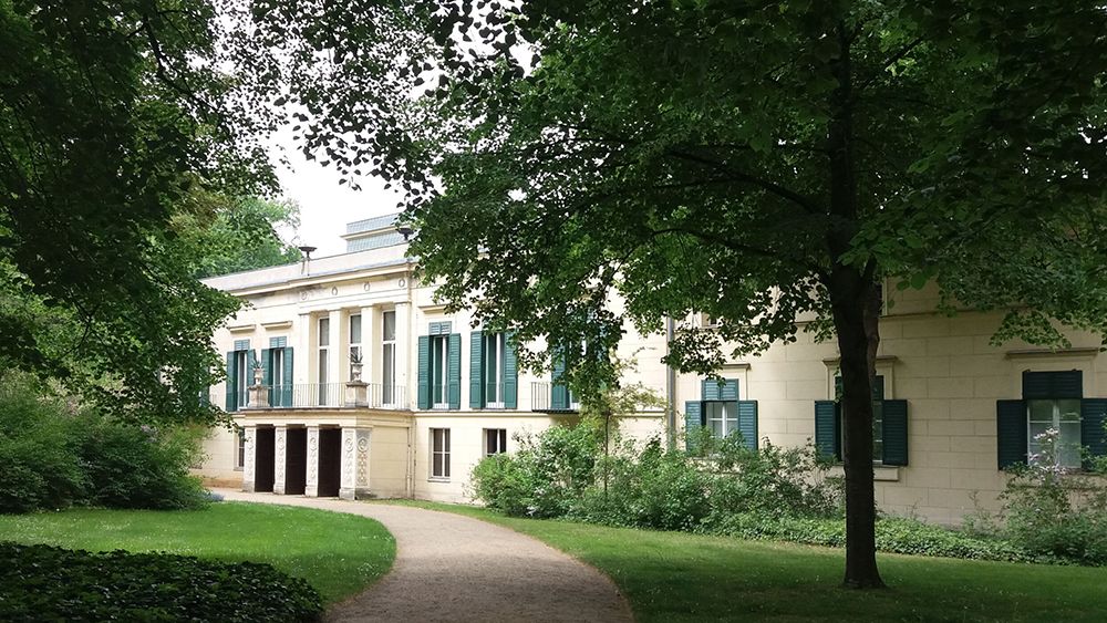 Weg zum Schloss Glienicke durch den grünen Park